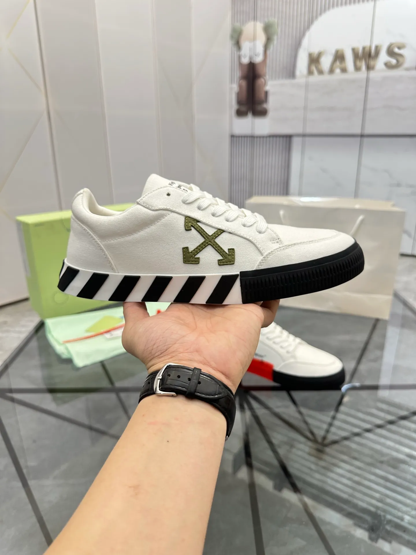 Selling men's shoes 💰: 💰P440¥ Product trademark: OFF WHITE *"OFF WHITE*" low-top casual shoes Regular size: 35-45 (can be customized to 46) Couple style Product materials: Original fabric from the upper counter, breathable lining, original outsole. No.: H203
